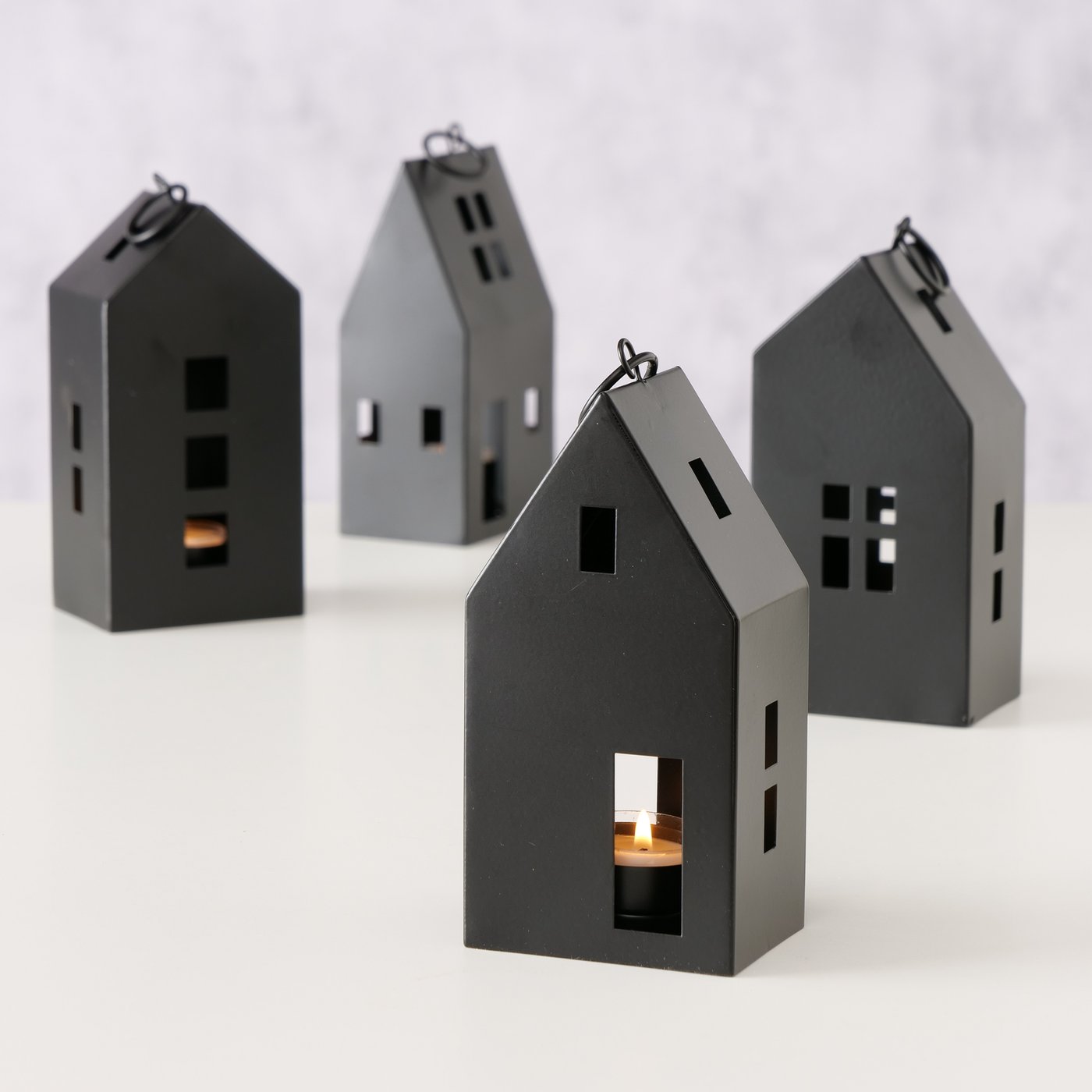 Afbeelding van Metalen lantaarn zwart huisvorm 8x6x17 cm assorti