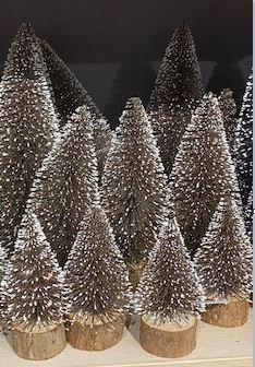 Afbeelding van Kerstboom mini 5x5x5,3 cm met glitter/sneeuw op voet